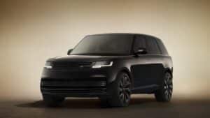 Range Rover SV Black: il nuovo SUV total black tra lusso estremo e innovazione sensoriale [FOTO]