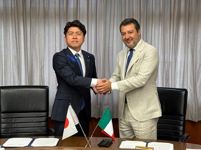 Salvini visita il ponte di Akashi in Giappone: “Ora tocca all’Italia con il ponte sullo Stretto” [VIDEO]