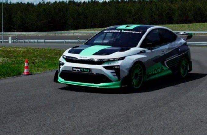 Skoda Enyaq RS Race: il concept elettrico da corsa svelato in video dal CEO Klaus Zellmer