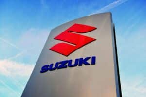 Gamma ibrida Suzuki 2025: solo 114,2 g/km di CO2, meglio della media del mercato