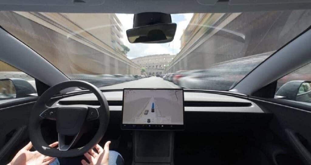 Tesla: Elon Musk promette la guida autonoma senza supervisione entro fine anno
