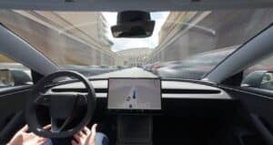 Tesla: Elon Musk promette la guida autonoma senza supervisione entro fine anno