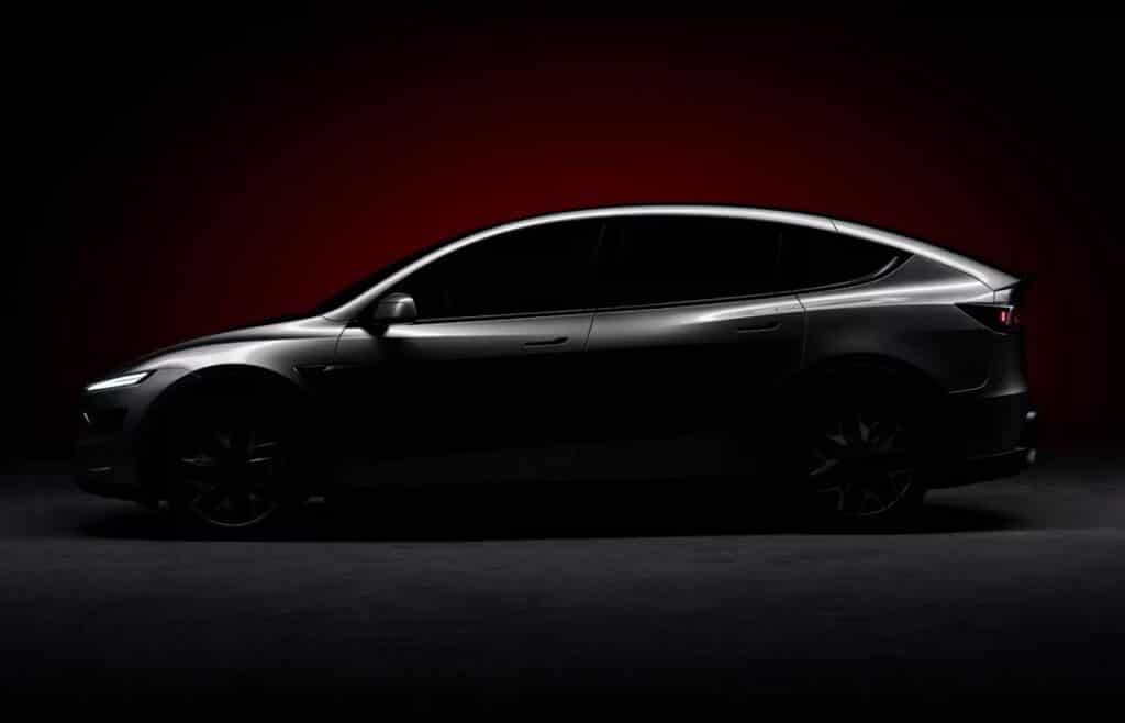 Tesla Model Y: le prime immagini della versione a passo lungo con 6 posti