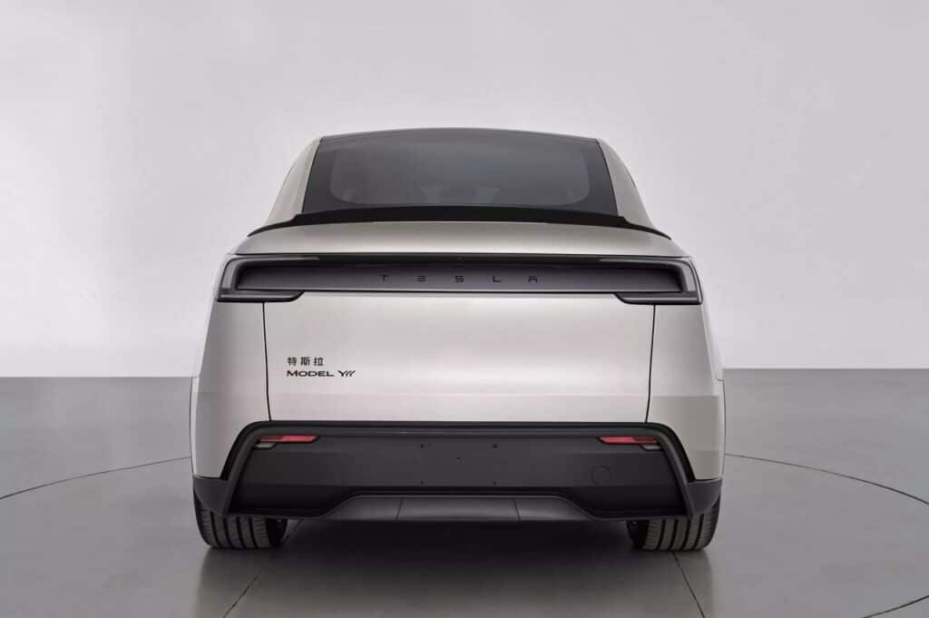 Tesla Model Y: le prime immagini della versione a passo lungo con 6 posti