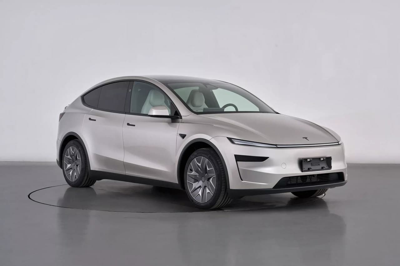 Tesla Model Y: le prime immagini della versione a passo lungo con 6 posti