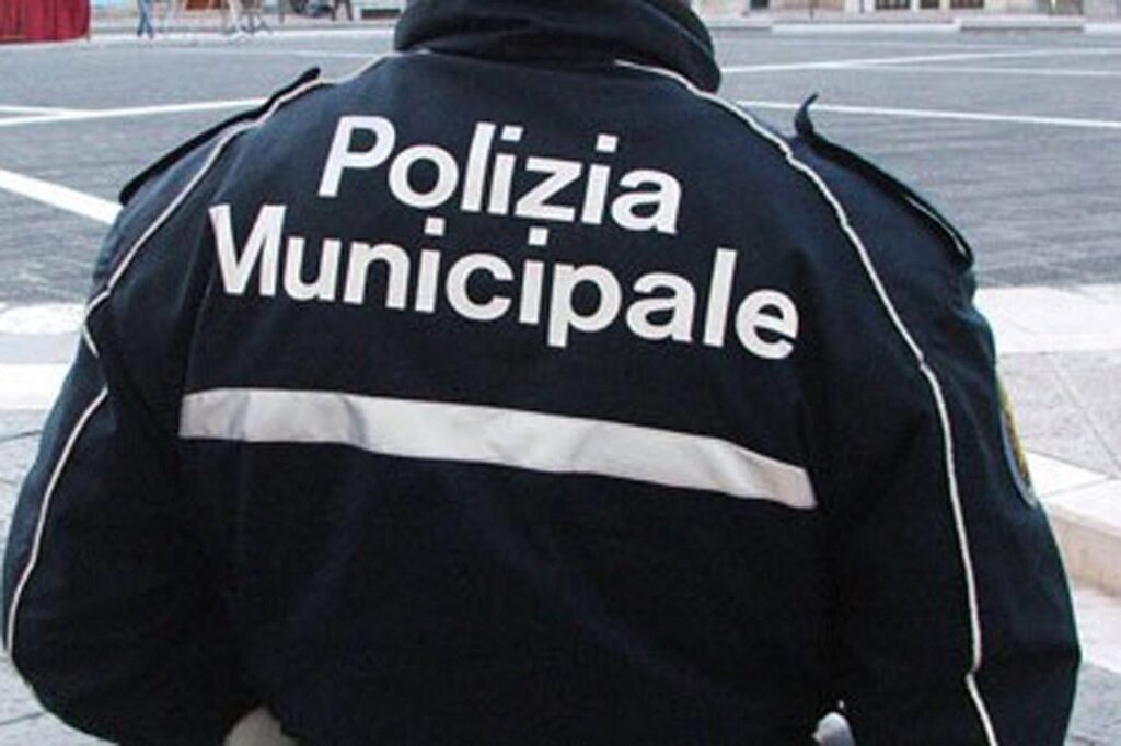 Vigile urbano annulla 282 multe per parenti e amici a Napoli: licenziato