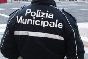 Vigile urbano annulla 282 multe per parenti e amici a Napoli: licenziato