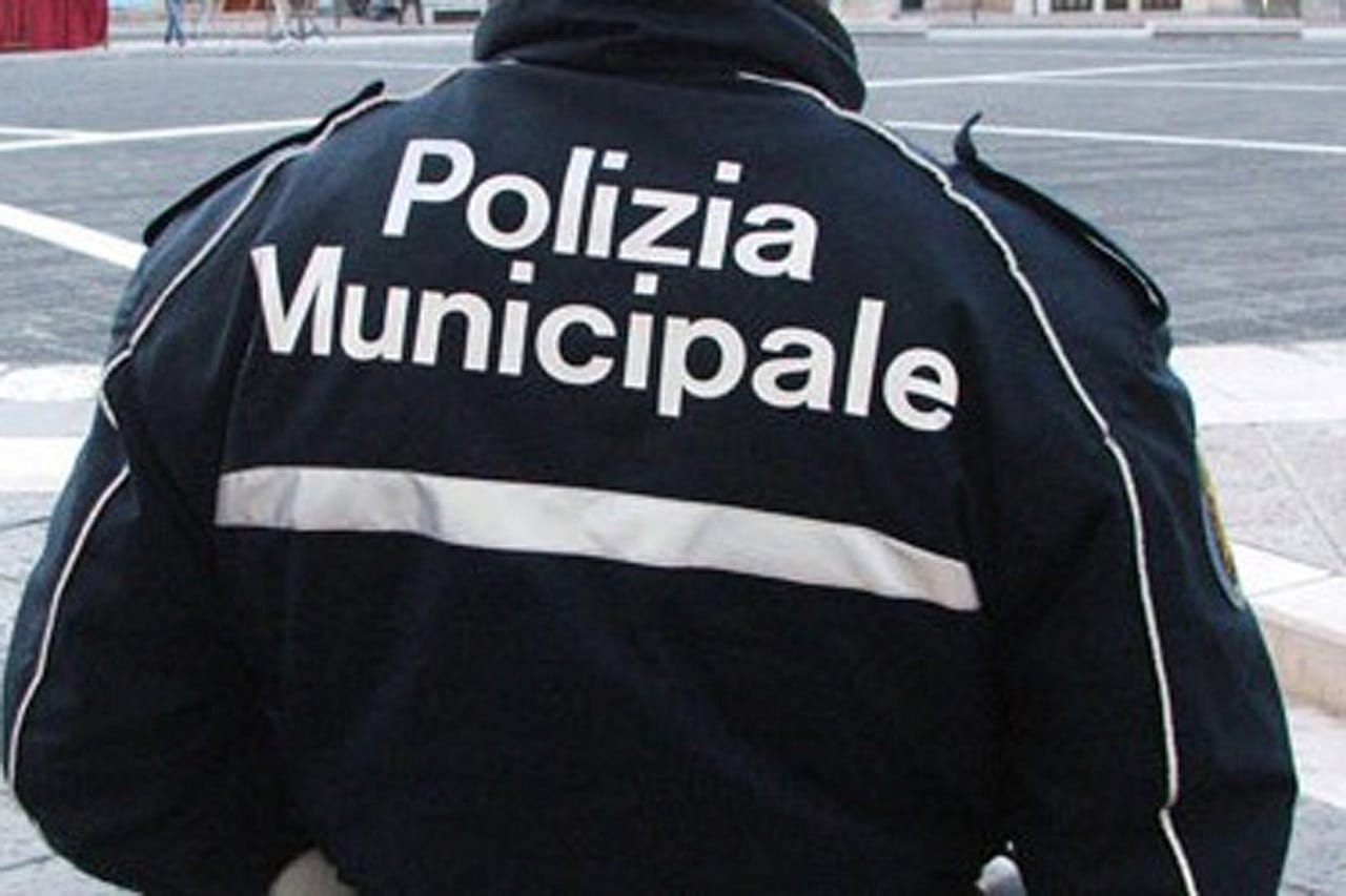 Vigile urbano annulla 282 multe per parenti e amici a Napoli: licenziato