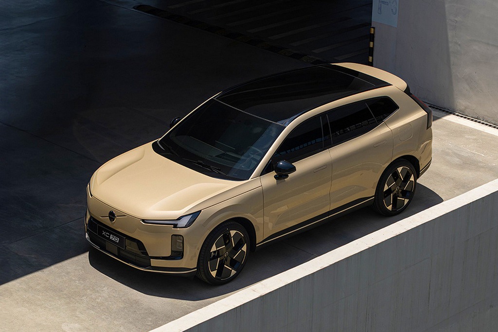 Volvo XC70 2026: nuove immagini del SUV ibrido plug-in