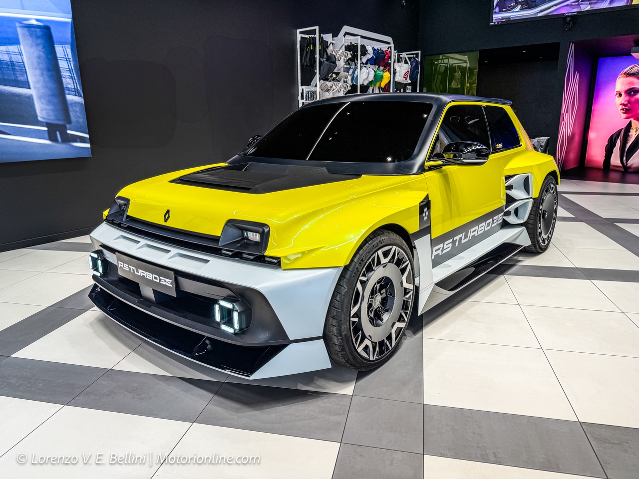 Renault R5 Turbo 3E 2025 in mostra a Milano per tutto il weekend [FOTO e VIDEO]