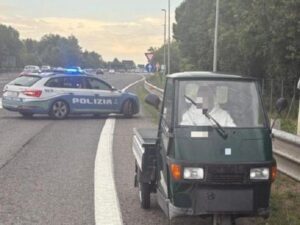 Modena, neopatentato contromano sull’A1 con l’Ape car: fermato in tempo dalla polizia