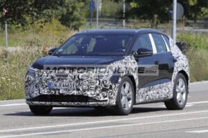 Audi Q4 2026: il facelift si mostra per la prima volta [FOTO SPIA]
