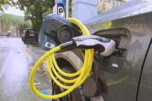 Incentivi auto elettriche 2025: approvato il decreto, ecco requisiti, importi e destinatari