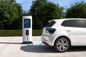 Auto elettriche: a luglio immatricolazioni in crescita in Italia mentre il mercato cala
