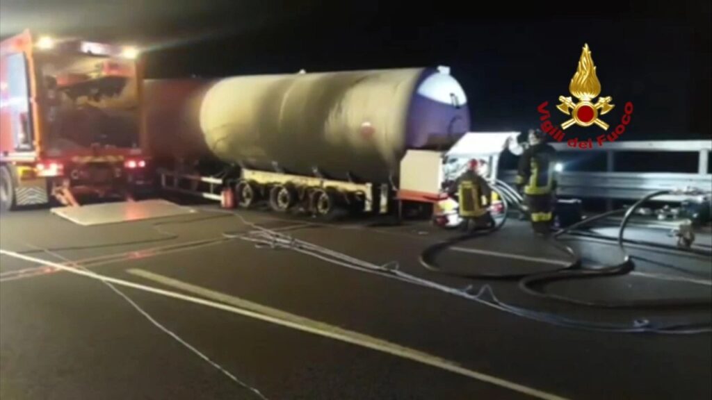 Autocisterna di Gpl in fiamme sull’A1: ancora chiusa l’autostrada