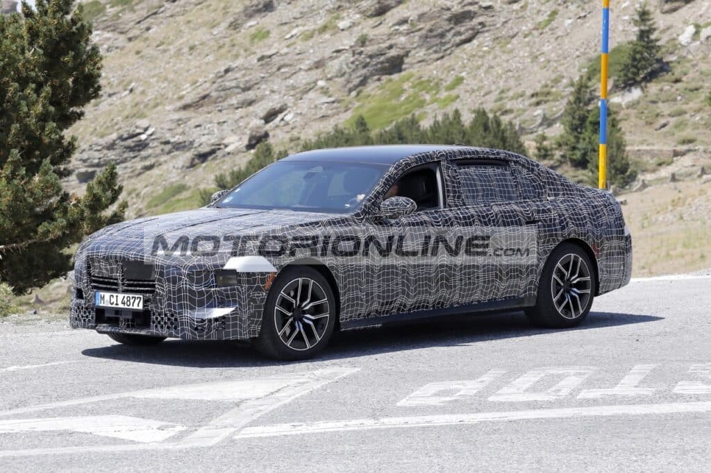 BMW Serie 7 2026: proseguono i test del restyling [FOTO SPIA]
