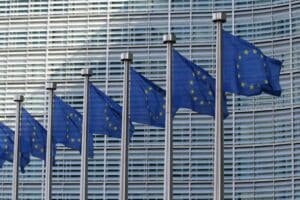 Il mondo dell’auto scrive all’UE: “Obiettivi 2035 non più fattibili”