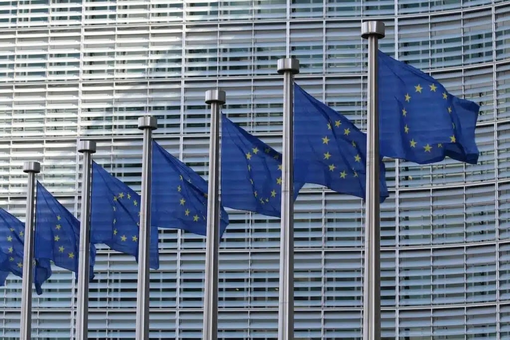 Il mondo dell’auto scrive all’UE: “Obiettivi 2035 non più fattibili”