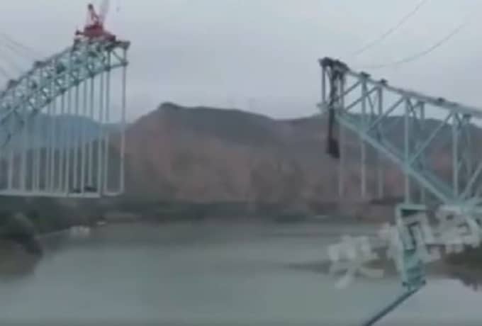 Crolla ponte ferroviario in costruzione in Cina: 12 morti e 4 dispersi sul fiume Giallo [VIDEO]