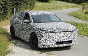 DS 7 2026, nuova generazione in arrivo: prime FOTO SPIA e dettagli