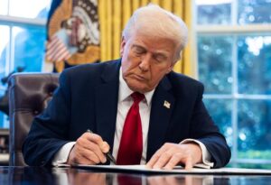 USA, scattano i nuovi dazi di Trump fino al 41%: per l’Europa tariffa al 15%, auto ancora al 27,5%