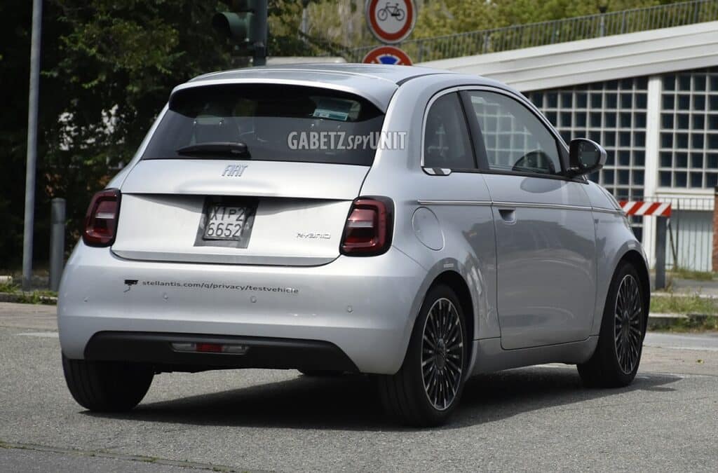 Fiat 500 Hybrid "Preserie" avvistata in strada [FOTO SPIA]