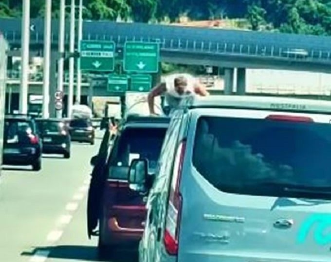 Follia sull’autostrada A10 a Genova: ragazzo fa flessioni sul tetto dell’auto in movimento [VIDEO]