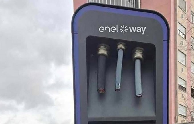 Furti di rame dalle colonnine elettriche: casi in forte aumento a Napoli e dintorni