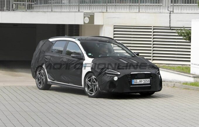 Hyundai i30 2026: terzo restyling in vista [FOTO SPIA]