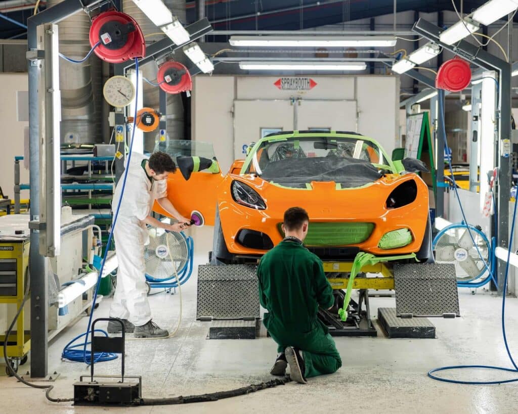 Lotus taglia 550 posti nel Regno Unito