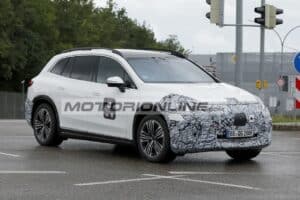 Mercedes EQS SUV 2026: il restyling si mostra su strada [FOTO SPIA]