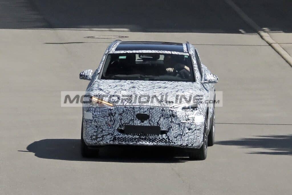 Mercedes GLA 2027: la nuova generazione cambia tutto [FOTO SPIA]