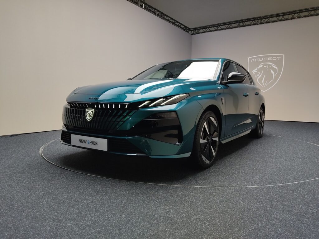 Peugeot 308 2025: ecco il restyling, arriverà in autunno [FOTO e VIDEO]