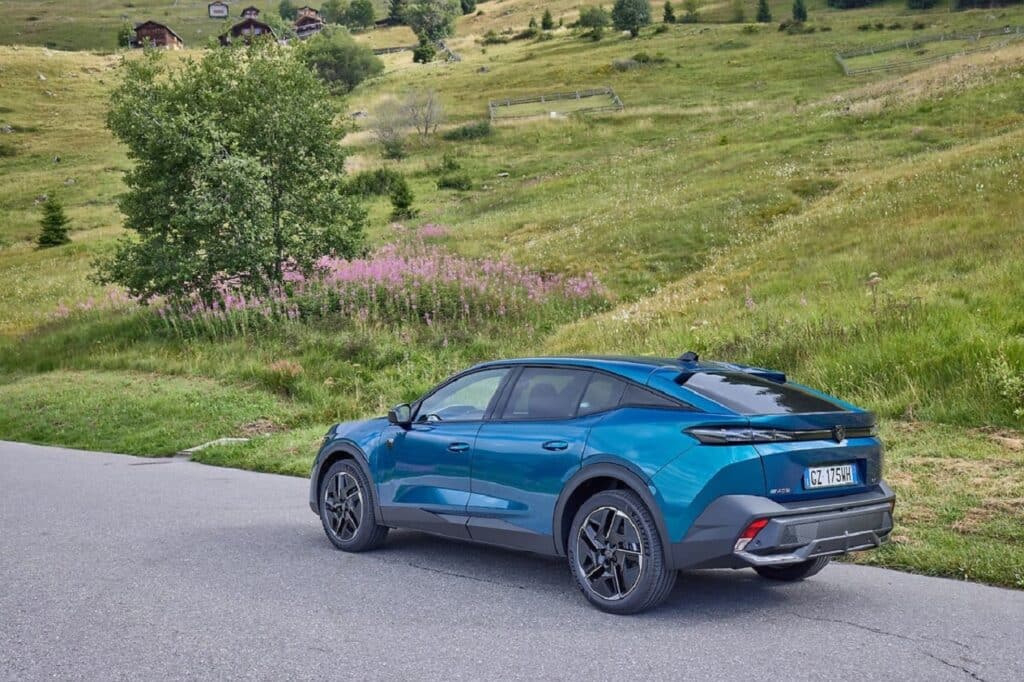 Peugeot E-408 protagonista tra le vette esclusive di Verbier