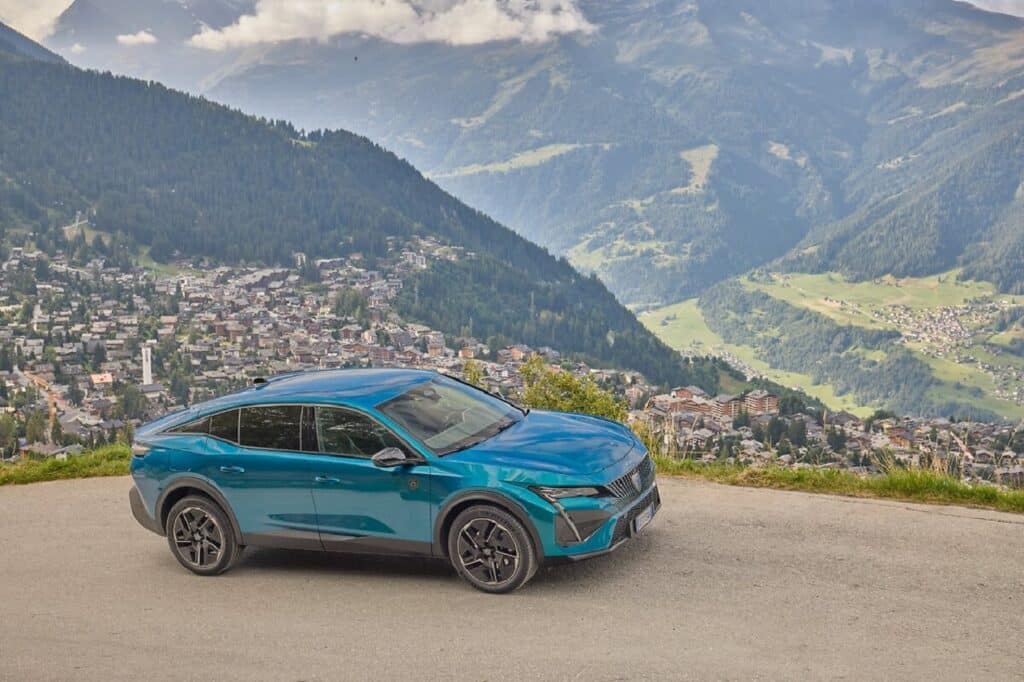 Peugeot E-408 protagonista tra le vette esclusive di Verbier