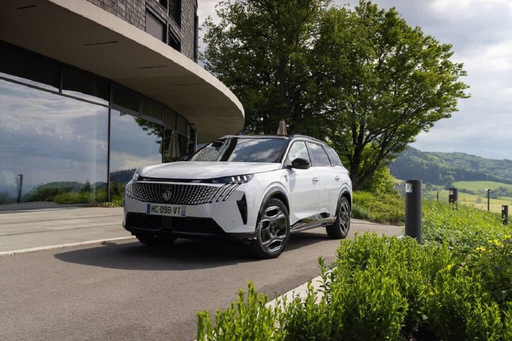 Andare in vacanza con l'auto elettrica: ecco cosa ne pensano i francesi secondo Peugeot