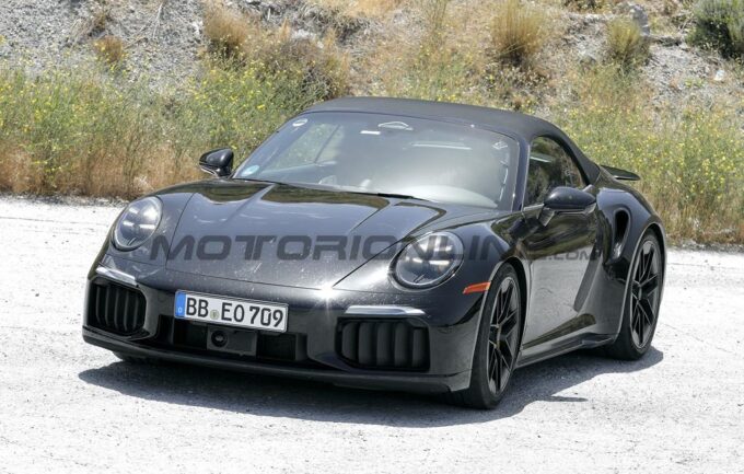 Porsche 911 Turbo Cabrio 2026: il restyling si mostra senza camuffamenti [FOTO SPIA]