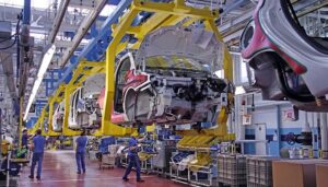 Fornitori auto tedeschi contro lo stop ai motori termici nel 2035: “La situazione sta precipitando”
