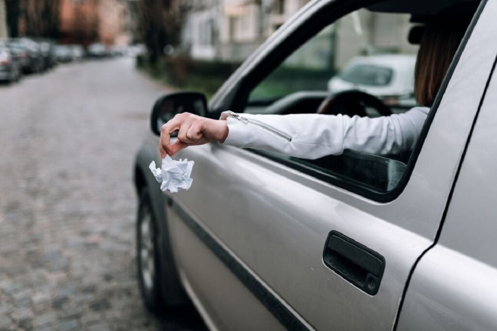 Multe fino a 18.000 euro per chi lancia rifiuti dalle auto