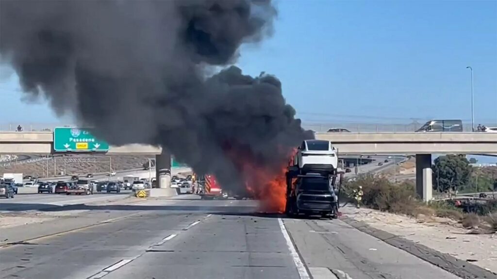 Un camion carico di Tesla in fiamme blocca per ore l’autostrada in California [VIDEO]
