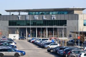 Tesla: scoppia un incendio nella fabbrica di batterie in Germania
