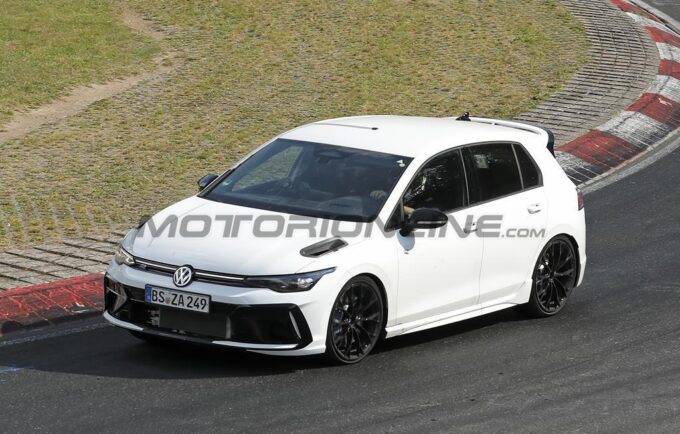 Volkswagen Golf R 350: prime FOTO SPIA della versione da 350 CV