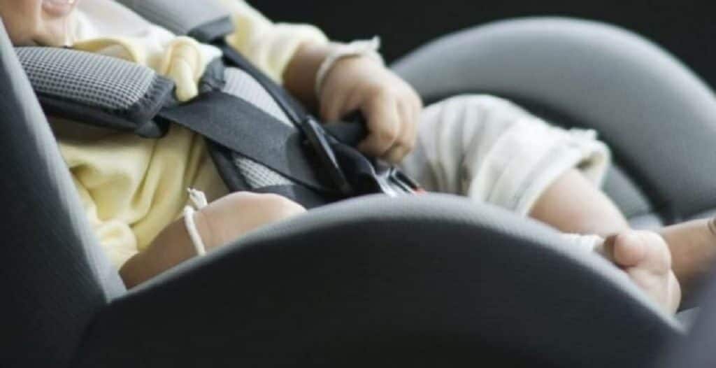 Viterbo: bimbo di un anno e mezzo cade da auto in corsa, è grave