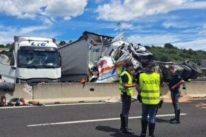 Arezzo, tragico incidente in A1: tir invade la corsia opposta e colpisce un’ambulanza, morte le tre persone a bordo