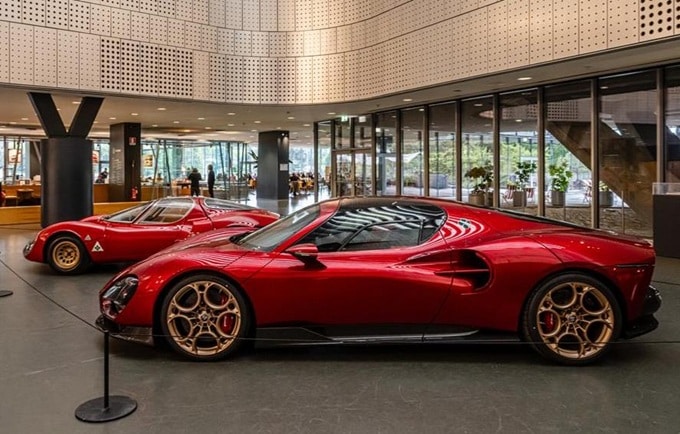 Alfa Romeo 33 Stradale incanta Torino: dalla parata al MAUTO, un omaggio alla leggenda del 1967 [FOTO]