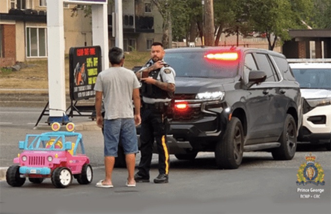 Canada, uomo ubriaco arrestato alla guida di una mini Jeep Barbie: fermato dalla polizia su auto giocattolo