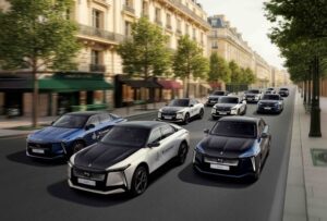 DS N°8 elettrifica la Paris Fashion Week 2025
