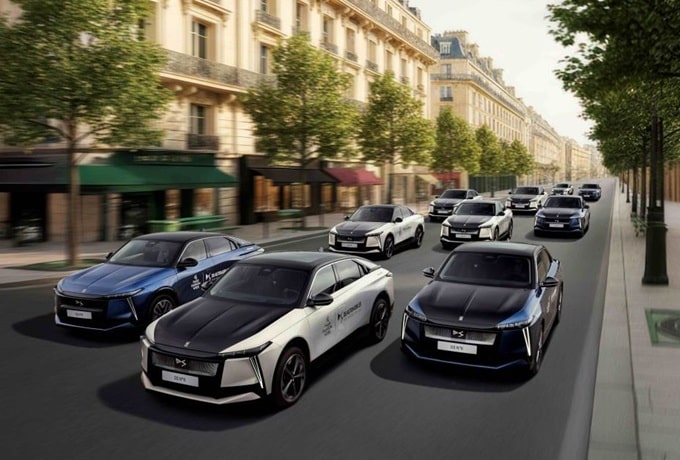 DS N°8 elettrifica la Paris Fashion Week 2025