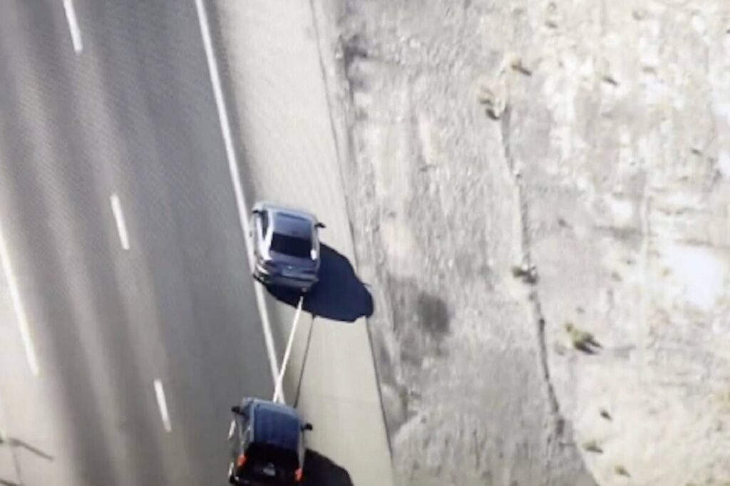 Usa: auto in fuga “presa al lazo” dalla polizia con il grappler [VIDEO]