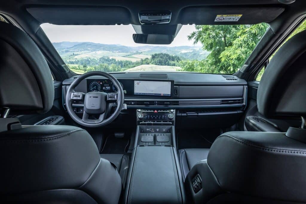 Hyundai Santa Fe Full Hybrid: motore ibrido aggiornato e novità negli equipaggiamenti per il MY26